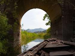 Brücke mit Boot